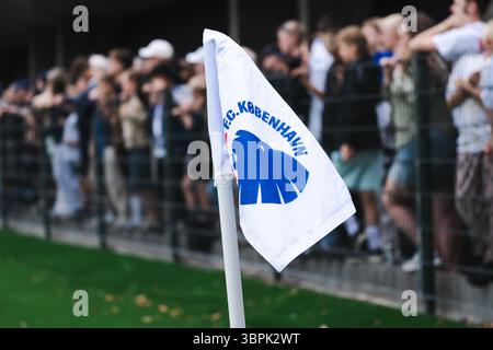 Copenhague, Danemark. 08 juillet 2025. Un drapeau d'angle avec le logo du FC Copenhagen vu lors d'un match test de pré-saison entre le FC Copenhagen et le FC Fredericia au 10ern du centre d'entraînement du FC Copenhagen à Frederiksberg, Copenhague. Crédit : Gonzales photo/Alamy Live News Banque D'Images