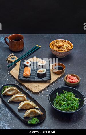 La garniture traditionnelle du gyoza frit est un mélange harmonieux de viande hachée ( Banque D'Images