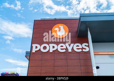 Erdington, Birmingham, Royaume-Uni – 4 juillet 2025 : signalisation externe du restaurant de poulet frit américain Popeyes Banque D'Images