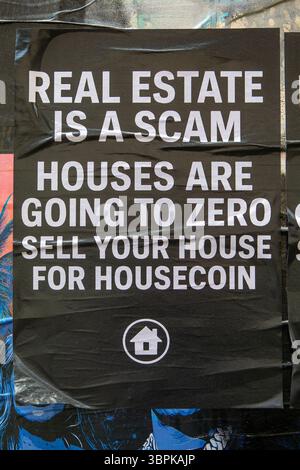 Londres, Royaume-Uni - 2 juin 2025 : une affiche faisant la promotion de la crypto-monnaie Housecoin à Londres, Royaume-Uni. Banque D'Images