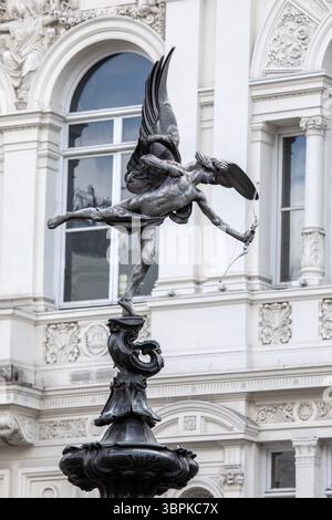 Londres, Royaume-Uni - 2 juin 2025 : la fontaine commémorative Shaftesbury au Piccadilly Circus à Londres, Royaume-Uni. Il est communément connu sous le nom d'Eros, mais la sculpture l'est Banque D'Images