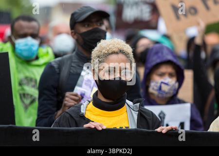 12 juin 2020, Seattle, Washington, États-Unis : la chaise Black Lives Matter, EBONY MIRANDA, (en jaune) mène les partisans dans une marche silencieuse à travers le district central de Seattle le vendredi 12 juin 2020. Des milliers de partisans ont bravé de fortes pluies pour assister à la Marche silencieuse et à la grève générale dans tout l'État. Black Lives Matter Seattle-King County organisa une journée d'action à l'échelle de l'État et une marche silencieuse pour honorer les vies perdues en soutien à All Black Lives dans l'État de Washington. (Crédit image : © Paul Christian Gordon/ZUMA Wire) Banque D'Images