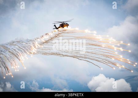 5 juin 2020 - Moody Air Force base, Géorgie, États-Unis - les aviateurs affectés au 347th Rescue Group larguent des fusées éclairantes lors d'un vol fini pour Col. Bryan Creel, commandant du 347th RQG, le 5 juin 2020, à Moody Air Force base, Géorgie. Le vol fini est une tradition de longue date de la Force aérienne qui se produit lorsqu'un pilote quitte la base. Creel passera à la base aérienne d'Incirlik, en Turquie, où il commandera la 39e escadre de la base aérienne. (Image de crédit : © Hayden Legg/U.S. Air Force/ZUMA Wire/ZUMAPRESS.com) Banque D'Images