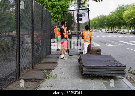 10 juin 2020, Washington D.C, District of Columbia, États-Unis : la clôture construite par atout au début des manifestations de Floyd a déjà besoin d’être réparée. Cette équipe de travailleurs de la construction didnÃt savent pourquoi une partie de celle-ci avait été enlevée, Ã’nous avons juste été embauchés pour la remettre en place, a expliqué l’un d’eux. ..il est monté après les premières manifestations pacifiques... des centaines continuent de se rassembler tout au long de la journée et de la nuit sur la rue nouvellement nommée Black Lives Matter, devant une lourde Maison Blanche clôturée, à la suite du meurtre de George Floyd par la police de Minneapolis, pour marcher, parler, chanter, tambour, partagez de l'art, de la nourriture et des idées Banque D'Images