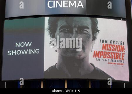 Londres, Royaume-Uni - 2 juin 2025 : un panneau d'affichage numérique affichant l'affiche du film Mission impossible - The final Reckoning, avec Tom Cruise, à Leic Banque D'Images