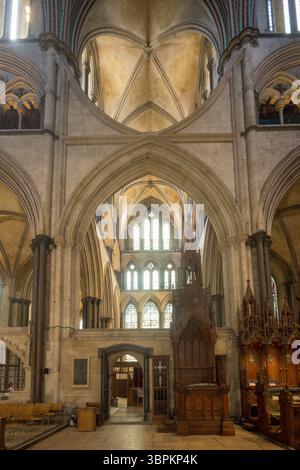 Traversée dans le chœur, cathédrale de Salisbury, Angleterre, Royaume-Uni Banque D'Images