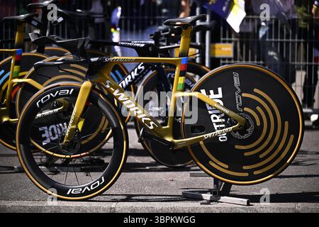 Caen, France. 09 juillet 2025. Le vélo contre-la-montre du belge Remco Evenepoel photographié lors de la cinquième étape du Tour de France cycliste 2025, un contre-la-montre de 33 km à Caen, France, le mercredi 09 juillet 2025. La 112ème édition du Tour de France débute le samedi 5 juillet à Lille, France, et se terminera à Paris, France, le 27 juillet. BELGA PHOTO JASPER JACOBS crédit : Belga News Agency/Alamy Live News Banque D'Images