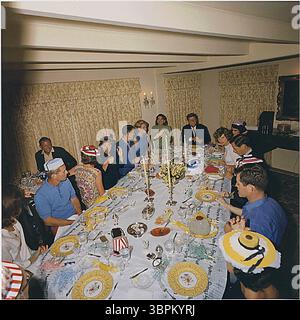 18 août 2001, Hyannisport, Massachusetts, États-Unis : Hyannisport, MA - (DOSSIER) -- Parti pour le 75e anniversaire de l'ambassadeur Joseph P. Kennedy le 7 septembre 1963. De gauche à droite : Jacqueline Kennedy, Robert F. Kennedy, K. Lemoyne Billings, Jean Kennedy Smith, Ethel Kennedy, R. Sargent Shriver, Joan Kennedy, Patricia Kennedy Lawford, le président américain John F. Kennedy, Eunice Kennedy Shriver, Steve Smith, Edward M. Kennedy, Ann Gargan. Hyannisport, ma, résidence Joseph P. Kennedy (crédit image : © Maison Blanche/CNP via ZUMA Wire) Banque D'Images