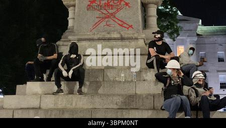 31 mai 2020, Raleigh, Caroline du Nord, États-Unis : un groupe de personnes assises à la base d'une statue confédérée sur le terrain du Capitole de Raleigh, Caroline du Nord, après que les manifestants ont peint des messages à la bombe, le 31 mai 2020. (Crédit image : © TNS via ZUMA Wire) Banque D'Images