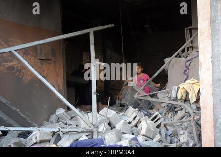 Les Palestiniens inspectent les décombres de la maison de la famille Jouda les Palestiniens inspectent les décombres de la maison de la famille Jouda, détruits par les frappes aériennes israéliennes dans le camp de réfugiés d'Al-Shati, à l'Ouest de la ville de Gaza, le 9 juillet 2025. Photo Omar Ashtawy apaimages ville de Gaza bande de Gaza territoire palestinien 090725 Gaza OSH 0017 Copyright : xapaimagesxOmarxAshtawyxxapaimagesx Banque D'Images