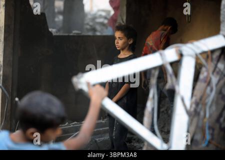 Les Palestiniens inspectent les décombres de la maison de la famille Jouda les Palestiniens inspectent les décombres de la maison de la famille Jouda, détruits par les frappes aériennes israéliennes dans le camp de réfugiés d'Al-Shati, à l'Ouest de la ville de Gaza, le 9 juillet 2025. Photo Omar Ashtawy apaimages ville de Gaza bande de Gaza territoire palestinien 090725 Gaza OSH 0010 Copyright : xapaimagesxOmarxAshtawyxxapaimagesx Banque D'Images