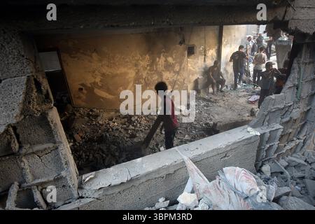 Les Palestiniens inspectent les décombres de la maison de la famille Jouda les Palestiniens inspectent les décombres de la maison de la famille Jouda, détruits par les frappes aériennes israéliennes dans le camp de réfugiés d'Al-Shati, à l'Ouest de la ville de Gaza, le 9 juillet 2025. Photo Omar Ashtawy apaimages ville de Gaza bande de Gaza territoire palestinien 090725 Gaza OSH 0032 Copyright : xapaimagesxOmarxAshtawyxxapaimagesx Banque D'Images