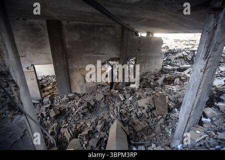 Les Palestiniens inspectent les décombres de la maison de la famille Jouda les Palestiniens inspectent les décombres de la maison de la famille Jouda, détruits par les frappes aériennes israéliennes dans le camp de réfugiés d'Al-Shati, à l'Ouest de la ville de Gaza, le 9 juillet 2025. Photo Omar Ashtawy apaimages ville de Gaza bande de Gaza territoire palestinien 090725 Gaza OSH 0033 Copyright : xapaimagesxOmarxAshtawyxxapaimagesx Banque D'Images