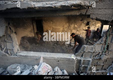 Les Palestiniens inspectent les décombres de la maison de la famille Jouda les Palestiniens inspectent les décombres de la maison de la famille Jouda, détruits par les frappes aériennes israéliennes dans le camp de réfugiés d'Al-Shati, à l'Ouest de la ville de Gaza, le 9 juillet 2025. Photo Omar Ashtawy apaimages ville de Gaza bande de Gaza territoire palestinien 090725 Gaza OSH 0030 Copyright : xapaimagesxOmarxAshtawyxxapaimagesx Banque D'Images