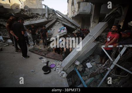 Les Palestiniens inspectent les décombres de la maison de la famille Jouda les Palestiniens inspectent les décombres de la maison de la famille Jouda, détruits par les frappes aériennes israéliennes dans le camp de réfugiés d'Al-Shati, à l'Ouest de la ville de Gaza, le 9 juillet 2025. Photo Omar Ashtawy apaimages ville de Gaza bande de Gaza territoire palestinien 090725 Gaza OSH 0037 Copyright : xapaimagesxOmarxAshtawyxxapaimagesx Banque D'Images