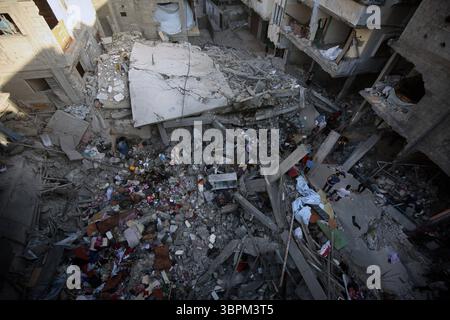 Les Palestiniens inspectent les décombres de la maison de la famille Jouda les Palestiniens inspectent les décombres de la maison de la famille Jouda, détruits par les frappes aériennes israéliennes dans le camp de réfugiés d'Al-Shati, à l'Ouest de la ville de Gaza, le 9 juillet 2025. Photo Omar Ashtawy apaimages ville de Gaza bande de Gaza territoire palestinien 090725 Gaza OSH 0046 Copyright : xapaimagesxOmarxAshtawyxxapaimagesx Banque D'Images