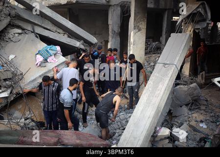 Les Palestiniens inspectent les décombres de la maison de la famille Jouda les Palestiniens inspectent les décombres de la maison de la famille Jouda, détruits par les frappes aériennes israéliennes dans le camp de réfugiés d'Al-Shati, à l'Ouest de la ville de Gaza, le 9 juillet 2025. Photo Omar Ashtawy apaimages ville de Gaza bande de Gaza territoire palestinien 090725 Gaza OSH 0042 Copyright : xapaimagesxOmarxAshtawyxxapaimagesx Banque D'Images