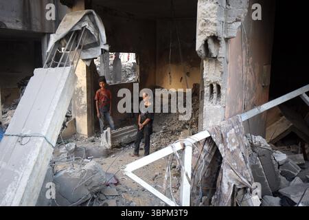 Les Palestiniens inspectent les décombres de la maison de la famille Jouda les Palestiniens inspectent les décombres de la maison de la famille Jouda, détruits par les frappes aériennes israéliennes dans le camp de réfugiés d'Al-Shati, à l'Ouest de la ville de Gaza, le 9 juillet 2025. Photo Omar Ashtawy apaimages ville de Gaza bande de Gaza territoire palestinien 090725 Gaza OSH 0045 Copyright : xapaimagesxOmarxAshtawyxxapaimagesx Banque D'Images