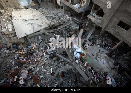 Les Palestiniens inspectent les décombres de la maison de la famille Jouda les Palestiniens inspectent les décombres de la maison de la famille Jouda, détruits par les frappes aériennes israéliennes dans le camp de réfugiés d'Al-Shati, à l'Ouest de la ville de Gaza, le 9 juillet 2025. Photo Omar Ashtawy apaimages ville de Gaza bande de Gaza territoire palestinien 090725 Gaza OSH 0047 Copyright : xapaimagesxOmarxAshtawyxxapaimagesx Banque D'Images