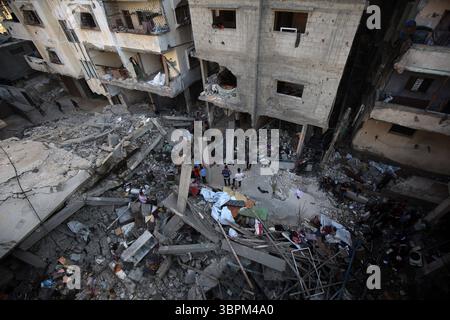 Les Palestiniens inspectent les décombres de la maison de la famille Jouda les Palestiniens inspectent les décombres de la maison de la famille Jouda, détruits par les frappes aériennes israéliennes dans le camp de réfugiés d'Al-Shati, à l'Ouest de la ville de Gaza, le 9 juillet 2025. Photo Omar Ashtawy apaimages ville de Gaza bande de Gaza territoire palestinien 090725 Gaza OSH 0049 Copyright : xapaimagesxOmarxAshtawyxxapaimagesx Banque D'Images