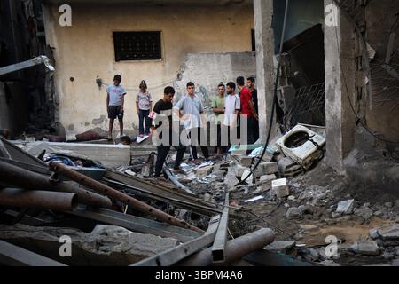 Les Palestiniens inspectent les décombres de la maison de la famille Jouda les Palestiniens inspectent les décombres de la maison de la famille Jouda, détruits par les frappes aériennes israéliennes dans le camp de réfugiés d'Al-Shati, à l'Ouest de la ville de Gaza, le 9 juillet 2025. Photo Omar Ashtawy apaimages ville de Gaza bande de Gaza territoire palestinien 090725 Gaza OSH 0054 Copyright : xapaimagesxOmarxAshtawyxxapaimagesx Banque D'Images
