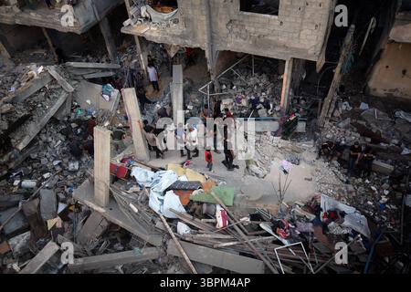 Les Palestiniens inspectent les décombres de la maison de la famille Jouda les Palestiniens inspectent les décombres de la maison de la famille Jouda, détruits par les frappes aériennes israéliennes dans le camp de réfugiés d'Al-Shati, à l'Ouest de la ville de Gaza, le 9 juillet 2025. Photo Omar Ashtawy apaimages ville de Gaza bande de Gaza territoire palestinien 090725 Gaza OSH 0051 Copyright : xapaimagesxOmarxAshtawyxxapaimagesx Banque D'Images