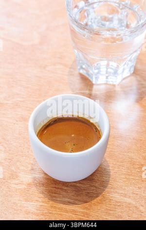 Espresso fraîchement préparé servi dans une petite tasse sur une table, capturant l'arôme riche et la saveur audacieuse d'un moment café parfait Banque D'Images