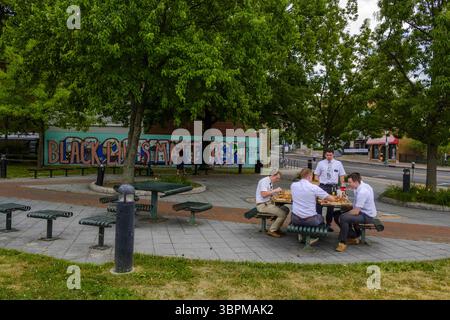 19 juin 2020, Bloomington, Indiana, États-Unis : les mots, ''Black Lives Matter'' peints sur une murale peinte en 2017, disant : ''Bienvenue à Bloomington vous appartenez ici !'' Au Parc des peuples, peu avant 13h30 (crédit image : © Jeremy Hogan/SOPA images via ZUMA Wire) Banque D'Images