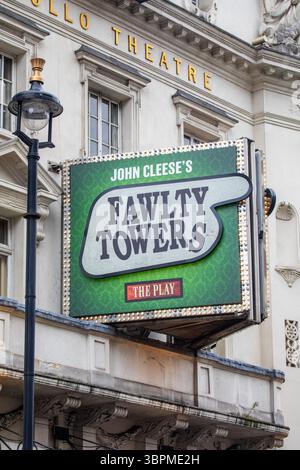 Londres, Royaume-Uni - 3 février 2025 : un panneau d'affichage à l'extérieur de l'Apollo Theatre à Londres, faisant la promotion de Fawlty Towers The Play. Banque D'Images