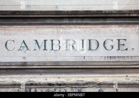Cambridge - le nom d'une ville au Royaume-Uni, sculpté sur l'une des anciennes loges de la gare d'Euston à Londres, qui a été démolie en 1960 Banque D'Images