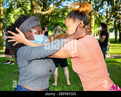 24 juin 2020, des Moines, Iowa, États-Unis : les femmes pratiquent des mouvements défensifs pendant une classe d'autodéfense Black Lives Matter. Environ 100 membres de Black Lives Matter ont assisté mercredi à un cours d'autodéfense à Evelyn K. Davis Park à des Moines. BLM est devenu très actif à des Moines depuis que George Floyd a été tué par la police à Minneapolis en mai. L'organisation organise des manifestations plusieurs fois par semaine, a commencé des cours d'autodéfense pour les membres de la communauté et coordonne des collectes de nourriture et d'articles ménagers pour les membres de la communauté. (Crédit image : © Jack Kurtz/ZUMA Wire) Banque D'Images