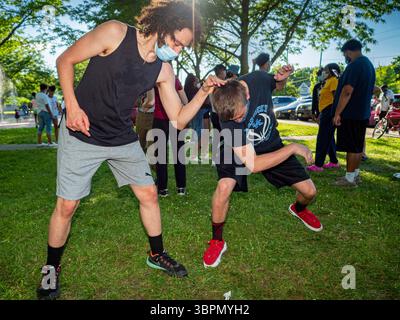 24 juin 2020, des Moines, Iowa, États-Unis : les gens participent à une classe d'autodéfense dans un parc des Moines. Environ 100 membres de Black Lives Matter ont assisté mercredi à un cours d'autodéfense à Evelyn K. Davis Park à des Moines. BLM est devenu très actif à des Moines depuis que George Floyd a été tué par la police à Minneapolis en mai. L'organisation organise des manifestations plusieurs fois par semaine, a commencé des cours d'autodéfense pour les membres de la communauté et coordonne des collectes de nourriture et d'articles ménagers pour les membres de la communauté. (Crédit image : © Jack Kurtz/ZUMA Wire) Banque D'Images