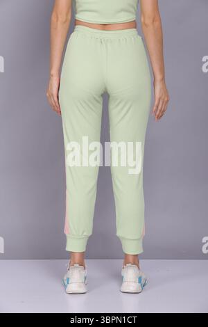 Femmes portant des sweats à capuche des images de liste générique, sweats à capuche et sweatshirts pour femmes. Mannequin portant des vêtements de confort. Sweats à capuche, sweat-shirts et pantalons pour femmes Banque D'Images