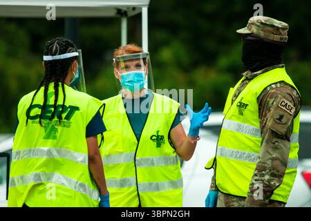 17 juin 2020 - Douvres, Delaware, États-Unis - le PFC Kelly Buterbaugh de l'armée américaine, un médecin de combat au détachement médical de la Garde nationale de l'armée du Delaware, s'entretient avec d'autres soldats sur un site de test de Covid-19 sur le terrain du Central Middle School à Douvres, Delaware, le 17 juin 2020. Environ 10 soldats et aviateurs de la Garde nationale ont soutenu les tests de salive de 130 personnes sur le site de l'école. (Crédit image : © Brendan Mackie/U.S. Armée/ZUMA Wire/ZUMAPRESS.com) Banque D'Images