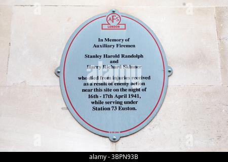 Londres, Royaume-Uni - 19 février 2025 : une plaque commémorative à Tavistock Square, dédiée à deux pompiers qui ont perdu la vie à la suite d'une action ennemie sur le t Banque D'Images