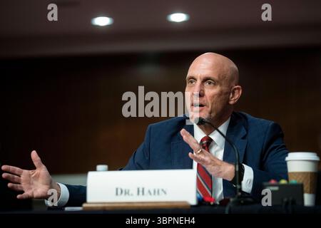 30 juin 2020, Washington, District of Columbia, États-Unis : Stephen Hahn, le commissaire de la Food and Drug Administration (FDA) des États-Unis, prend la parole lors d'une audition du Comité sénatorial américain de la santé, de l'éducation, du travail et des pensions à Washington, D.C. (États-Unis), le mardi 30 juin, 2020. les hauts responsables fédéraux de la santé devraient discuter des efforts déployés pour retourner au travail et à l'école pendant la pandémie de coronavirus. Photographe : Al Drago/Bloomberg.crédit : Al Drago / Pool via CNP (crédit image : © Al Drago/CNP via ZUMA Wire) Banque D'Images