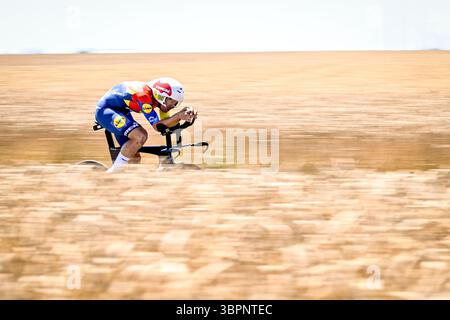 Caen, France. 09 juillet 2025. Le belge Edward Theuns de Lidl-Trek photographié en action lors de la cinquième étape du Tour de France cycliste 2025, un contre-la-montre de 33 km à Caen, France, mercredi 09 juillet 2025. La 112ème édition du Tour de France débute le samedi 5 juillet à Lille, France, et se terminera à Paris, France, le 27 juillet. BELGA PHOTO JASPER JACOBS crédit : Belga News Agency/Alamy Live News Banque D'Images