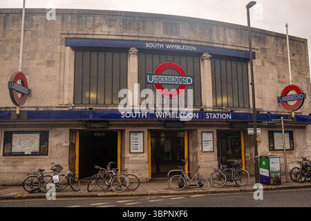 LONDRES - 2 JUILLET 2025 : station de métro South Wimbledon à SW19, Merton sur la Northern Line Banque D'Images