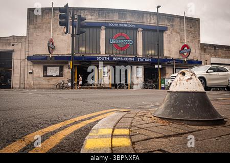 LONDRES - 2 JUILLET 2025 : station de métro South Wimbledon à SW19, Merton sur la Northern Line Banque D'Images