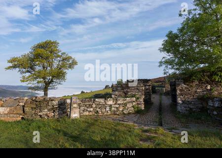 23 mai 2018, Montouto, Galice, Espagne : les ruines de l'Hôpital de Montouto près de la ville d'A Fonsagrada. L'hôpital a été construit à l'origine pour accueillir les pèlerins le long du Camino Primitivo en 1357 et abandonné après la guerre civile espagnole. Cet itinéraire moins fréquenté du pèlerinage du Camino de Santiago s'étend au sud-ouest de la capitale asturienne Oviedo, rejoignant finalement le Camino Frances et se terminant à Saint-Jacques-de-Compostelle, en Galice. (Crédit image : © Paul Christian Gordon/ZUMA Wire) Banque D'Images
