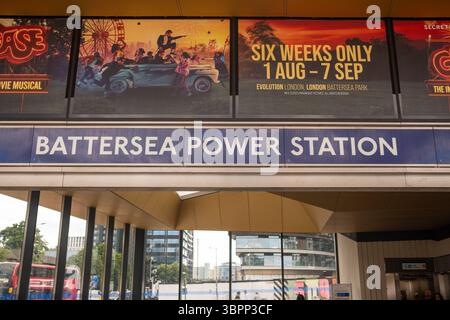 LONDRES - 7 JUILLET 2025 : Battersea Power Station station Underground station, une station nouvellement ajoutée sur la Northern Line. Banque D'Images
