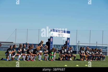 5 juillet 2020, Herriman, Utah, États-Unis : les joueurs du courage de Caroline du Nord et des Red Stars de Chicago prennent un genou pendant l'hymne national, à l'exception de l'attaquante RACHEL HILL (5) des Red Stars de Chicago avant leur match de la NWSL Challenge Cup Preliminary Round au ZIONS Bank Stadium à Herriman, UT le dimanche 5 juillet 2020. (Crédit image : © Michael Mangum/ZUMA Wire) Banque D'Images