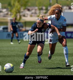 5 juillet 2020, Herriman, Utah, États-Unis : le milieu de terrain courage de Caroline du Nord RYAN WILLIAMS (13 ans) se précipite devant le défenseur des Red Stars de Chicago CASEY SHORT (6 ans) lors de leur NWSL Challenge Cup Preliminary Round match au ZIONS Bank Stadium à Herriman, UT le dimanche 5 juillet 2020. (Crédit image : © Michael Mangum/ZUMA Wire) Banque D'Images