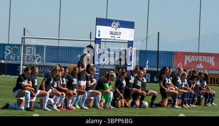 5 juillet 2020, Herriman, Utah, États-Unis : les joueurs du courage de Caroline du Nord et des Red Stars de Chicago prennent un genou pendant l'hymne national, à l'exception de l'attaquante RACHEL HILL (5) des Red Stars de Chicago avant leur match de la NWSL Challenge Cup Preliminary Round au ZIONS Bank Stadium à Herriman, UT le dimanche 5 juillet 2020. (Crédit image : © Michael Mangum/ZUMA Wire) Banque D'Images