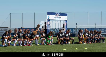 5 juillet 2020, Herriman, Utah, États-Unis : les joueurs du courage de Caroline du Nord et des Red Stars de Chicago prennent un genou pendant l'hymne national, à l'exception de l'attaquante RACHEL HILL (5) des Red Stars de Chicago avant leur match de la NWSL Challenge Cup Preliminary Round au ZIONS Bank Stadium à Herriman, UT le dimanche 5 juillet 2020. (Crédit image : © Michael Mangum/ZUMA Wire) Banque D'Images