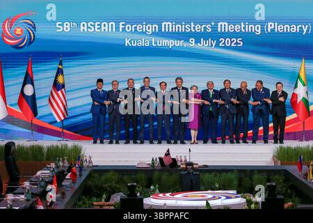 (De gauche à droite) Ministre des Affaires étrangères de l'Indonésie Sugiono, Ministre des Affaires étrangères du Laos Thongsavanh Phomvihane, Ministre des Affaires étrangères de Singapour Vivian Balakrishnan, Ministre des Affaires étrangères de Thaïlande Maris Sangiampongsa, Ministre des Affaires étrangères du Vietnam Bui Thanh son, Ministre des Affaires étrangères de Malaisie Mohamad Hasan, Ministre des Affaires étrangères des Philippines Theresa Lazaro, Ministre des Affaires étrangères du Brunei Erywan Yusof, Ministre cambodgien Prak Sokhonn, Ministre des Affaires étrangères du Myanmar, Ministre des Affaires étrangères du Myanmar/Timor oriental Kyito Bendo Nyito Bendo Banque D'Images