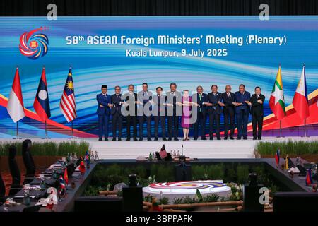 (De gauche à droite) Ministre des Affaires étrangères de l'Indonésie Sugiono, Ministre des Affaires étrangères du Laos Thongsavanh Phomvihane, Ministre des Affaires étrangères de Singapour Vivian Balakrishnan, Ministre des Affaires étrangères de Thaïlande Maris Sangiampongsa, Ministre des Affaires étrangères du Vietnam Bui Thanh son, Ministre des Affaires étrangères de Malaisie Mohamad Hasan, Ministre des Affaires étrangères des Philippines Theresa Lazaro, Ministre des Affaires étrangères du Brunei Erywan Yusof, Ministre cambodgien Prak Sokhonn, Ministre des Affaires étrangères du Myanmar, Ministre des Affaires étrangères du Myanmar/Timor oriental Kyito Bendo Nyito Bendo Banque D'Images