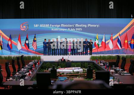 (De gauche à droite) Ministre des Affaires étrangères de l'Indonésie Sugiono, Ministre des Affaires étrangères du Laos Thongsavanh Phomvihane, Ministre des Affaires étrangères de Singapour Vivian Balakrishnan, Ministre des Affaires étrangères de Thaïlande Maris Sangiampongsa, Ministre des Affaires étrangères du Vietnam Bui Thanh son, Ministre des Affaires étrangères de Malaisie Mohamad Hasan, Ministre des Affaires étrangères des Philippines Theresa Lazaro, Ministre des Affaires étrangères du Brunei Erywan Yusof, Ministre cambodgien Prak Sokhonn, Ministre des Affaires étrangères du Myanmar, Ministre des Affaires étrangères du Myanmar/Timor oriental Kyito Bendo Nyito Bendo Banque D'Images