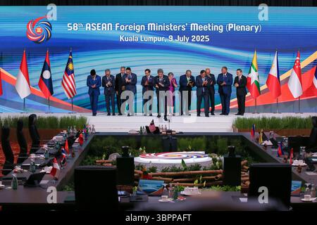 (De gauche à droite) Ministre des Affaires étrangères de l'Indonésie Sugiono, Ministre des Affaires étrangères du Laos Thongsavanh Phomvihane, Ministre des Affaires étrangères de Singapour Vivian Balakrishnan, Ministre des Affaires étrangères de Thaïlande Maris Sangiampongsa, Ministre des Affaires étrangères du Vietnam Bui Thanh son, Ministre des Affaires étrangères de Malaisie Mohamad Hasan, Ministre des Affaires étrangères des Philippines Theresa Lazaro, Ministre des Affaires étrangères du Brunei Erywan Yusof, Ministre cambodgien Prak Sokhonn, Ministre des Affaires étrangères du Myanmar, Ministre des Affaires étrangères du Myanmar/Timor oriental Kyito Bendo Nyito Bendo Banque D'Images
