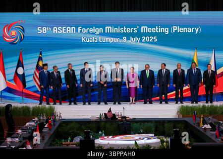(De gauche à droite) Ministre des Affaires étrangères de l'Indonésie Sugiono, Ministre des Affaires étrangères du Laos Thongsavanh Phomvihane, Ministre des Affaires étrangères de Singapour Vivian Balakrishnan, Ministre des Affaires étrangères de Thaïlande Maris Sangiampongsa, Ministre des Affaires étrangères du Vietnam Bui Thanh son, Ministre des Affaires étrangères de Malaisie Mohamad Hasan, Ministre des Affaires étrangères des Philippines Theresa Lazaro, Ministre des Affaires étrangères du Brunei Erywan Yusof, Ministre cambodgien Prak Sokhonn, Ministre des Affaires étrangères du Myanmar, Ministre des Affaires étrangères du Myanmar/Timor oriental Kyito Bendo Nyito Bendo Banque D'Images
